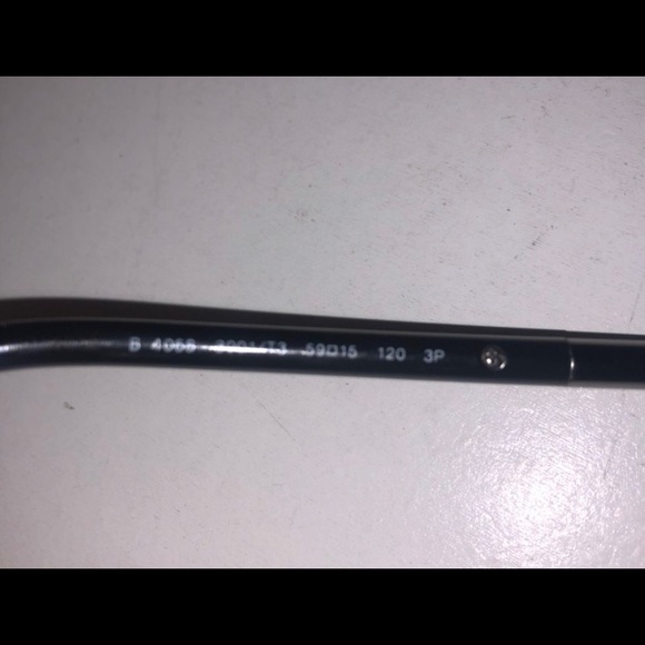 Burberry sunglasses with signature casing - Picture 4 of 4